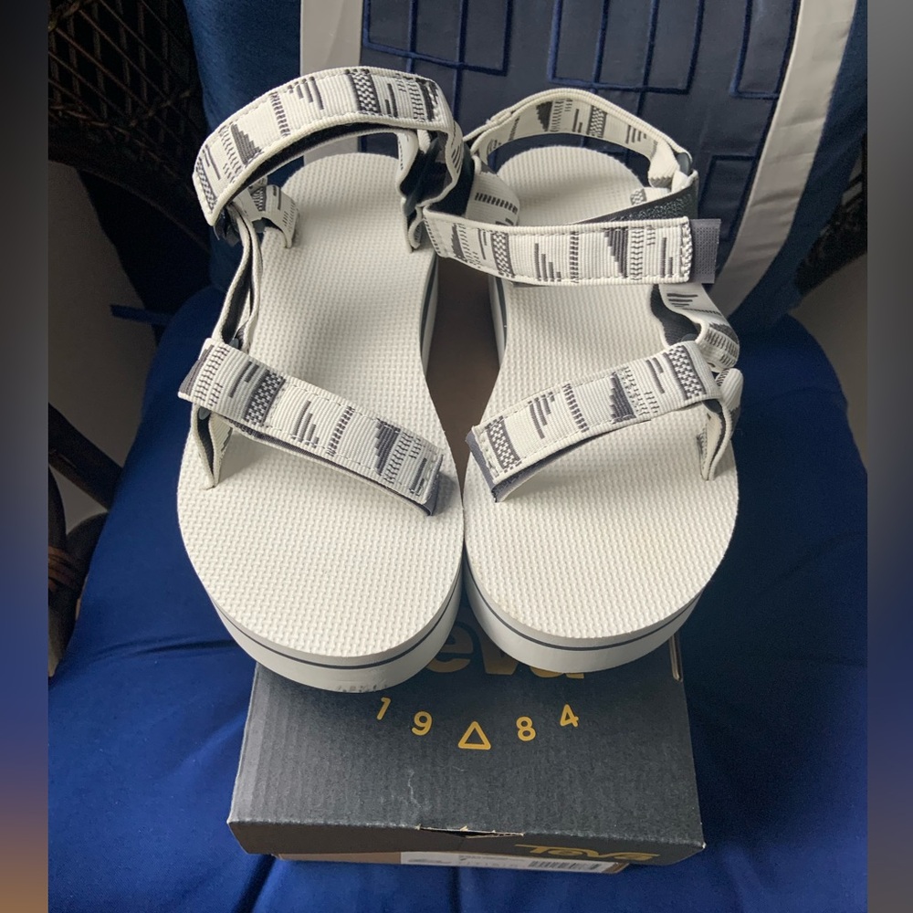 NIB Teva women’s flat form universal platform sandals